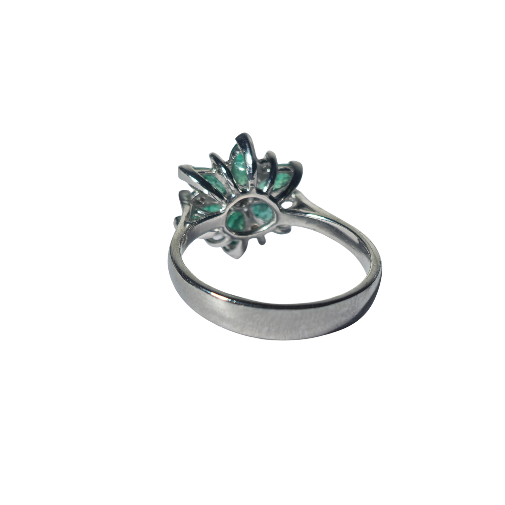 Anillo en plata con esmeraldas y diamantes.