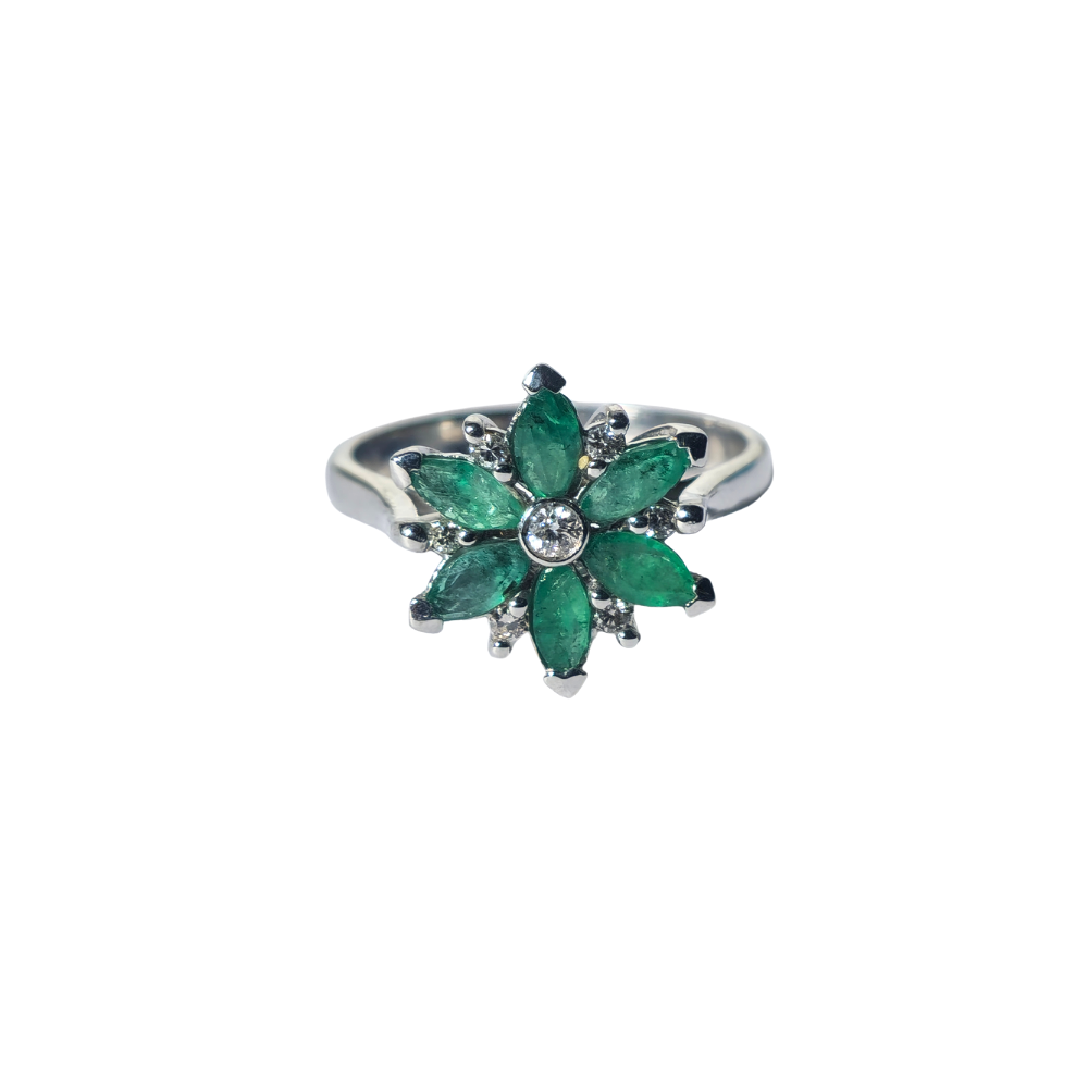 Anillo en plata con esmeraldas y diamantes.
