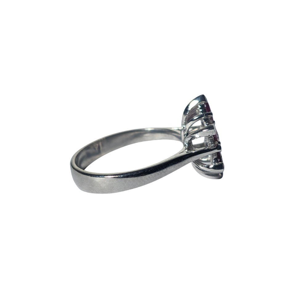 Anillo en plata con rubí y diamantes.