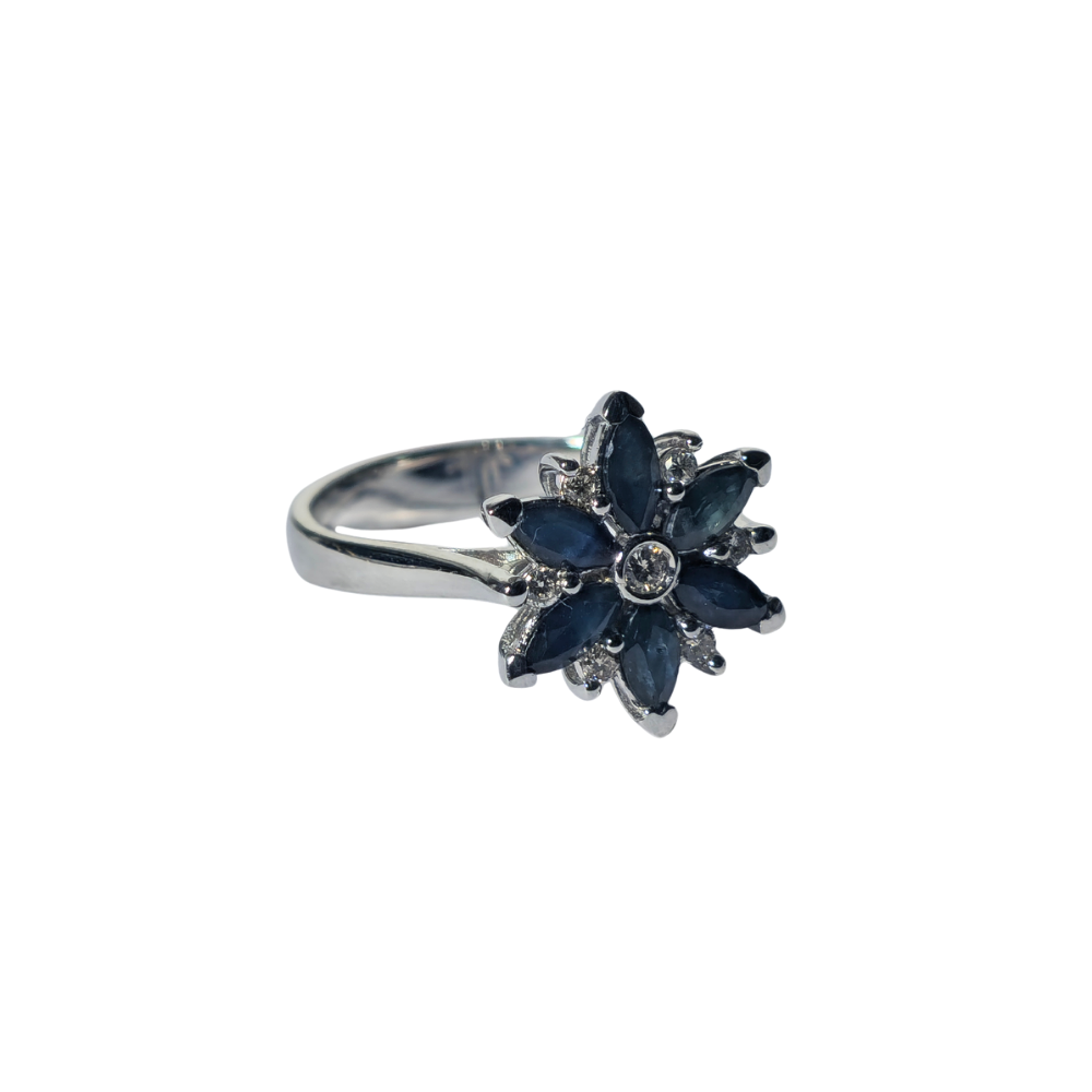 Anillo en plata con zafiro y diamantes.
