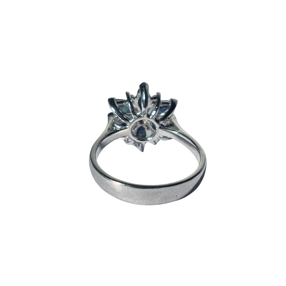 Anillo en plata con zafiro y diamantes.