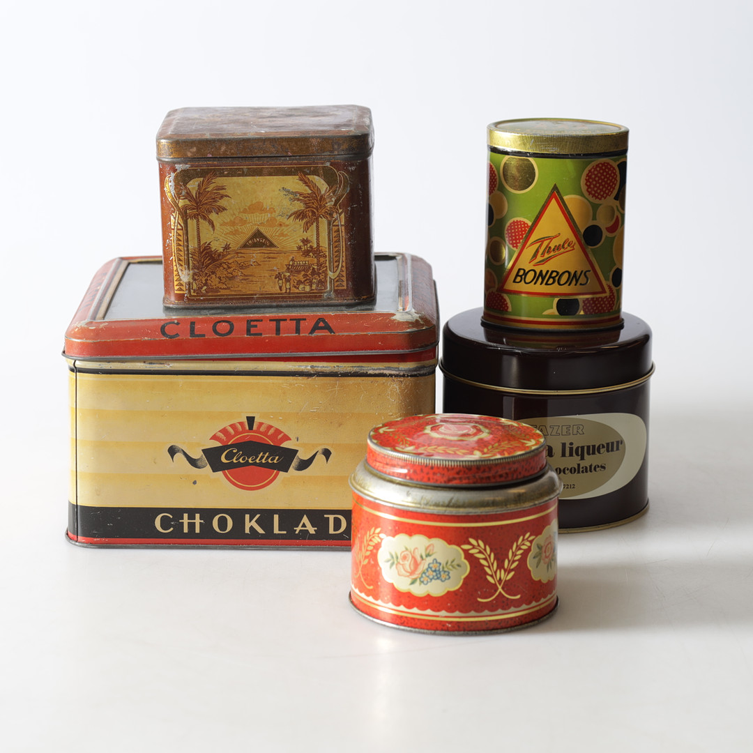 PLÅTBURKAR, 5 st. Delvis Cloetta Choklad, 1900-tal.