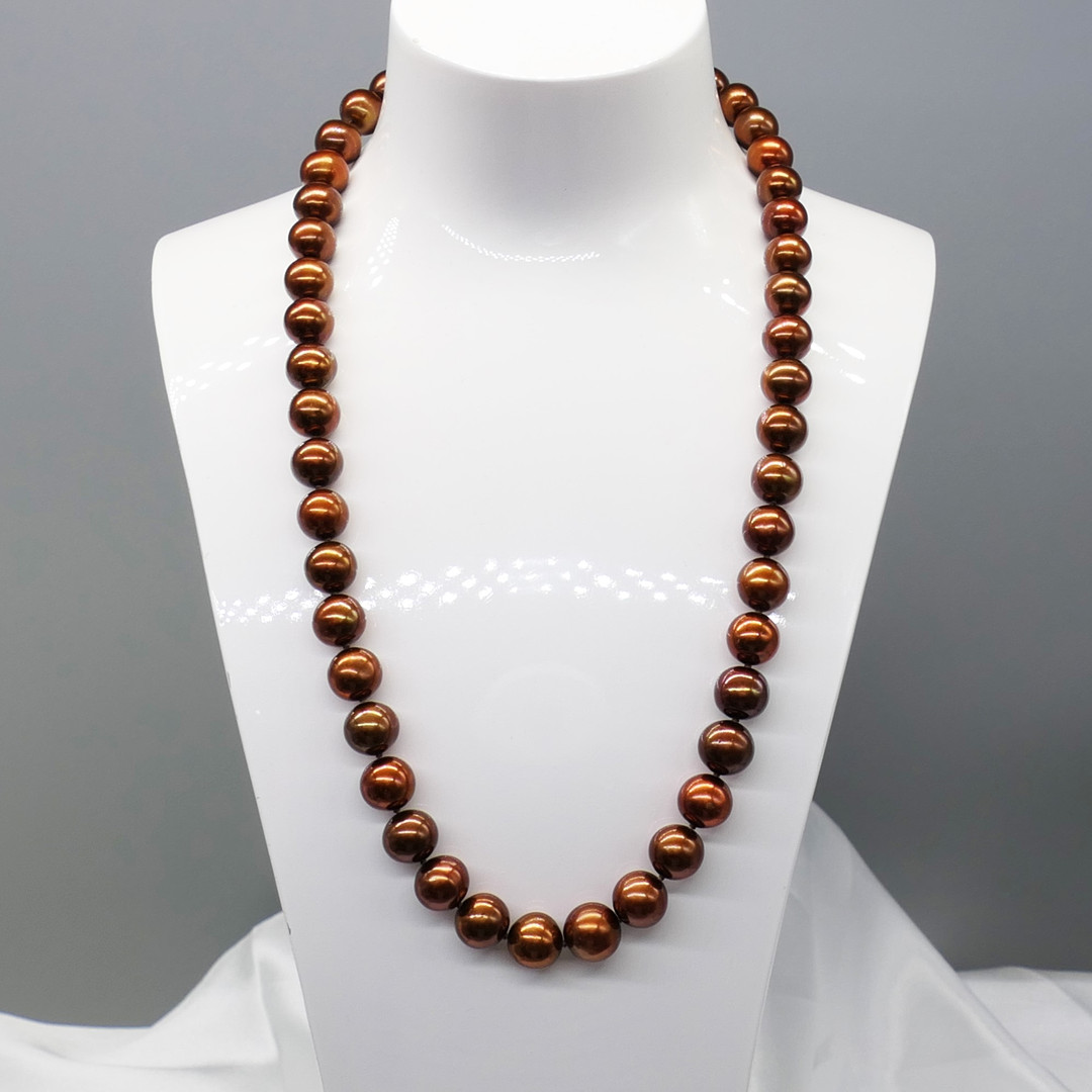 CHOCOLATE CULTURED PEARL necklace.
