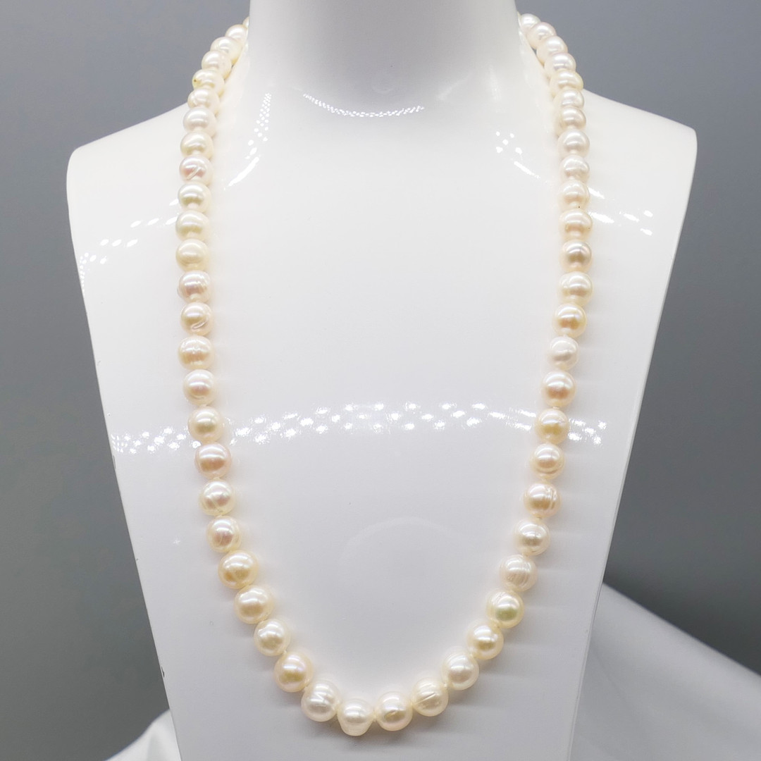 WHITE CULTURED PEARL necklace.