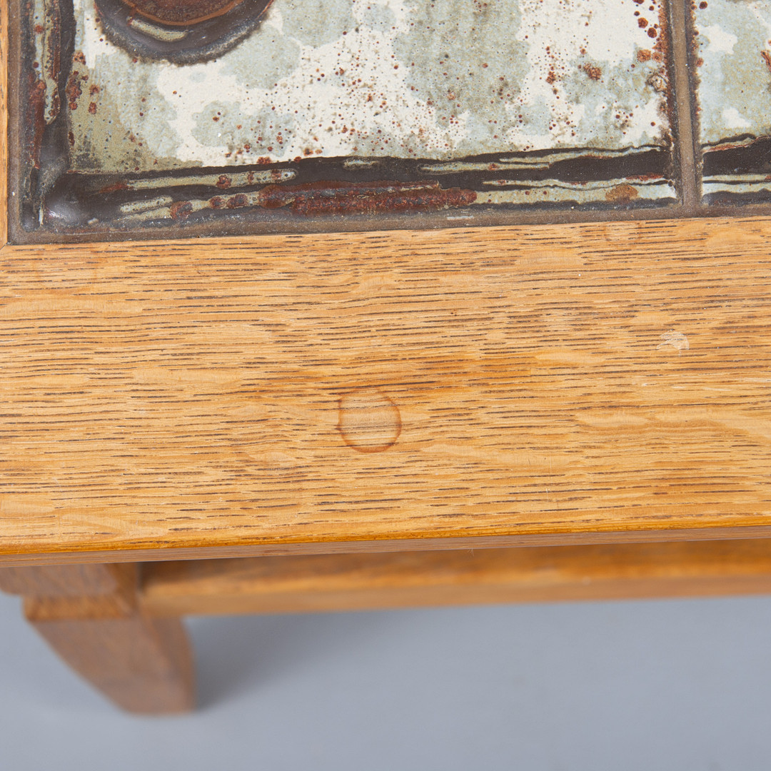 DANSK MØBELDESIGN sidebord i massiv egetræ OX art keramik kakler. Danmark, 1976.