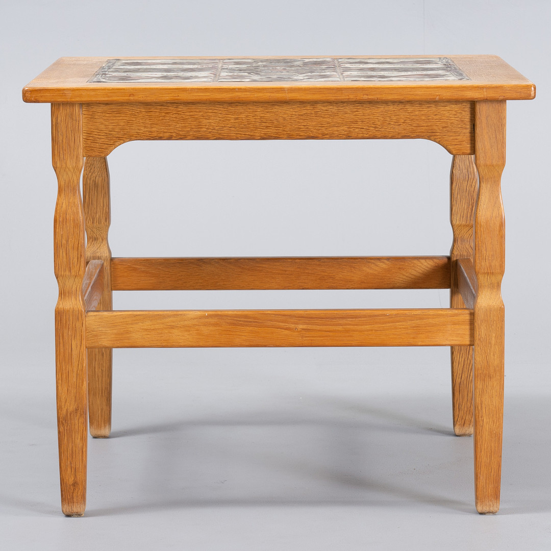 DANSK MØBELDESIGN sidebord i massiv egetræ OX art keramik kakler. Danmark, 1976.