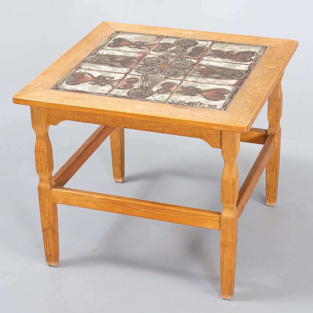 DANSK MØBELDESIGN sidebord i massiv egetræ OX art keramik kakler. Danmark, 1976.