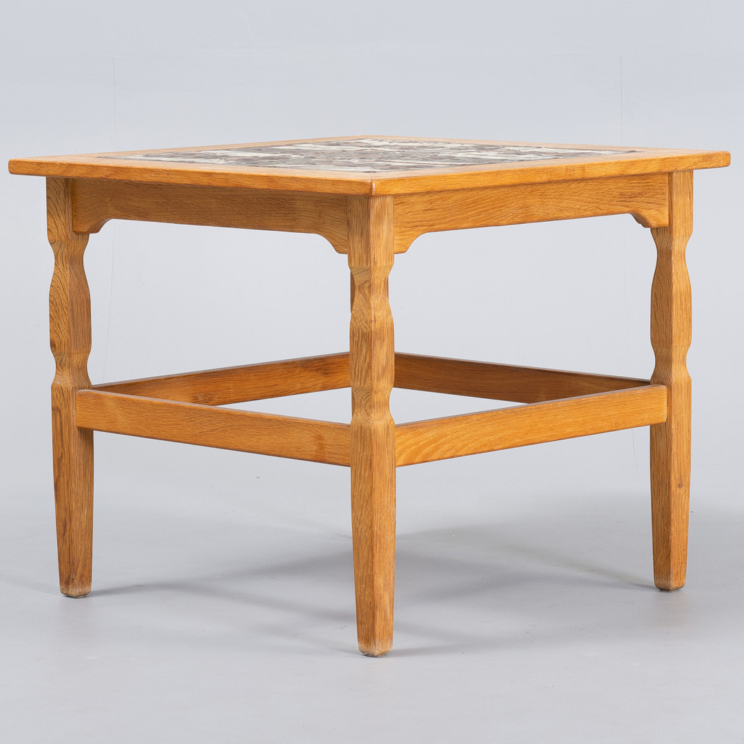 DANSK MØBELDESIGN sidebord i massiv egetræ OX art keramik kakler. Danmark, 1976.
