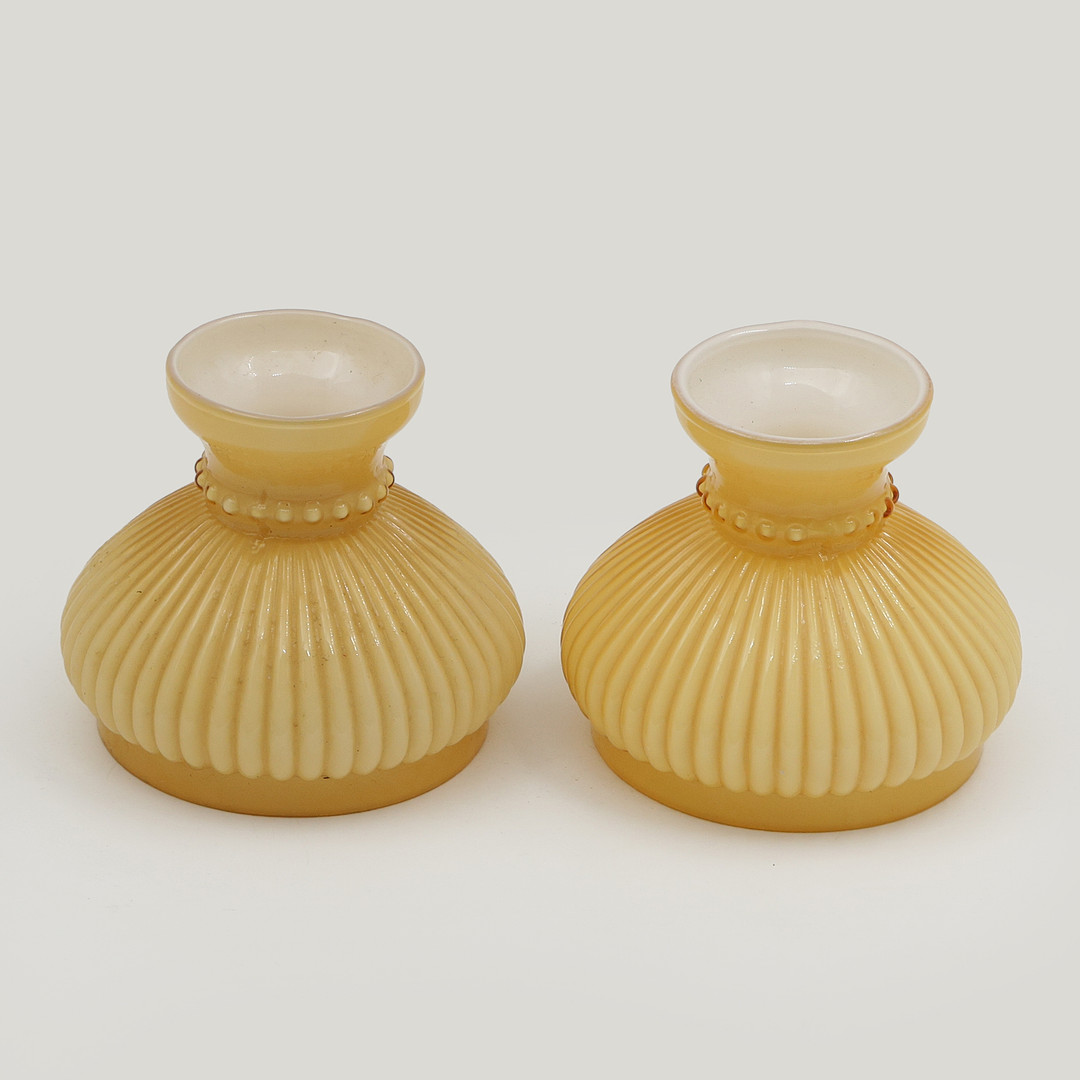 PARET VÄGGLAMPETTER MED BÄRNSTENSFÄRGADE GLASKUPOR, MÄSSING, VIKTORIANSK STIL, 1900-TAL.