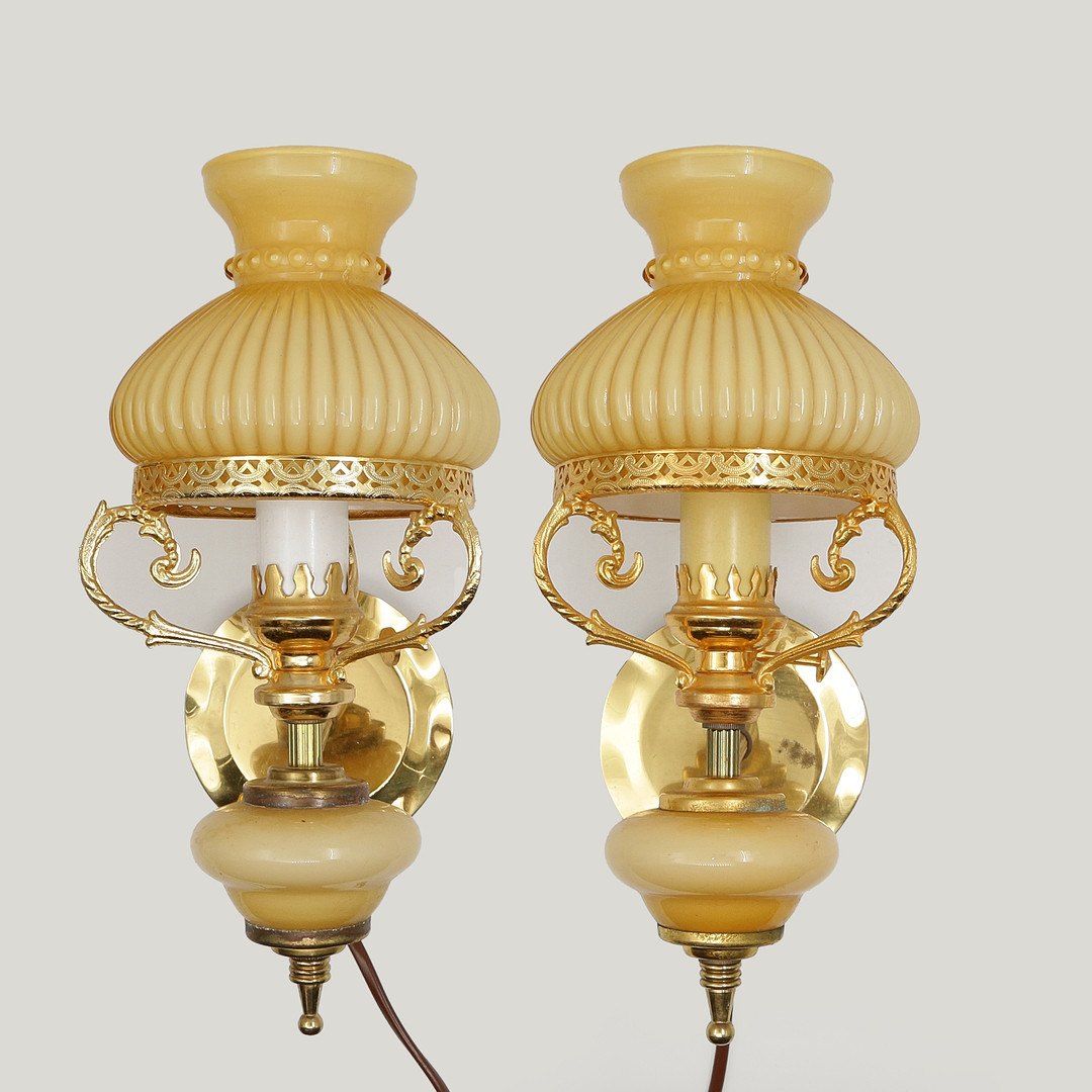 PARET VÄGGLAMPETTER MED BÄRNSTENSFÄRGADE GLASKUPOR, MÄSSING, VIKTORIANSK STIL, 1900-TAL.