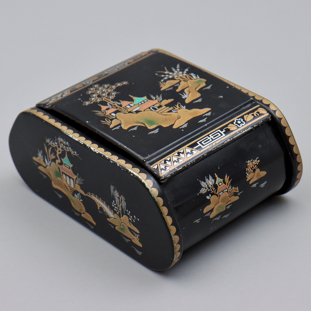 SVART SMYCKESBOX I JAPANSK STIL, METALL, GREAT BRITAIN, ENGLAND, 1900-TAL.