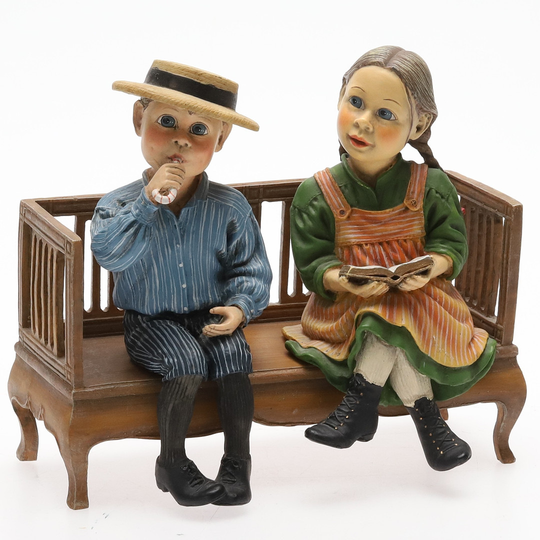 FIGURINER, 3 delar, konstmassa, "Barn på soffa", etikettmärkt Candy Design, Norge.