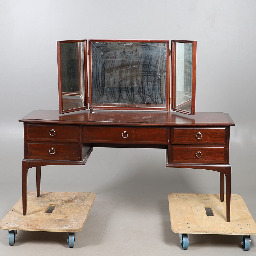 A STAG MINSTRAL KNEEHOLE DRESSING TABLE.