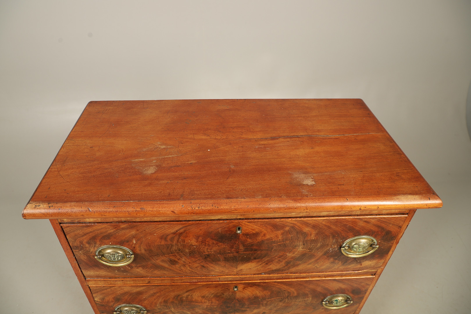 A MAHOGANY CHEST OF THREE DRAWERS.
