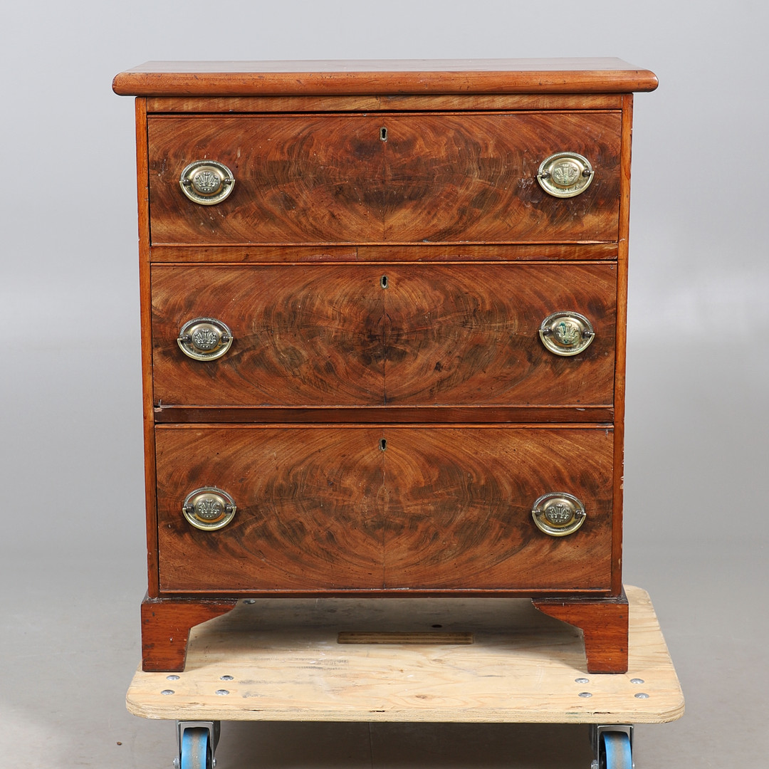 A MAHOGANY CHEST OF THREE DRAWERS.
