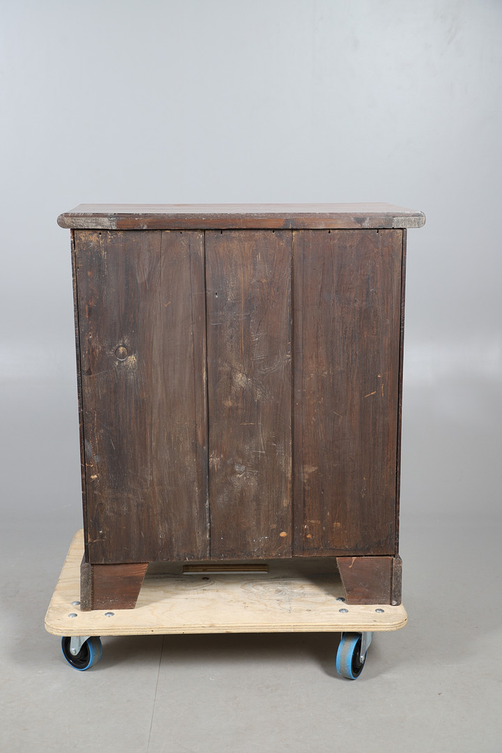 A MAHOGANY CHEST OF THREE DRAWERS.
