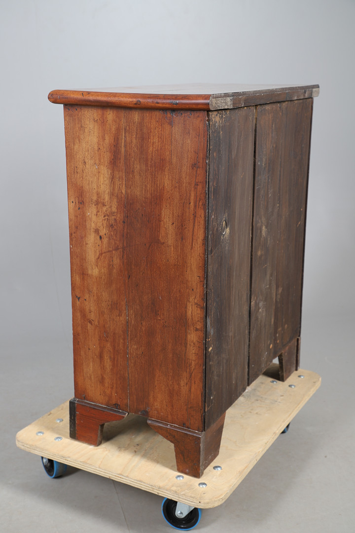 A MAHOGANY CHEST OF THREE DRAWERS.