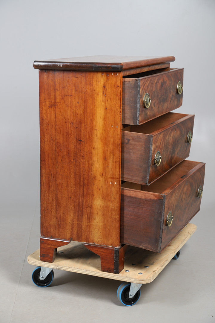 A MAHOGANY CHEST OF THREE DRAWERS.