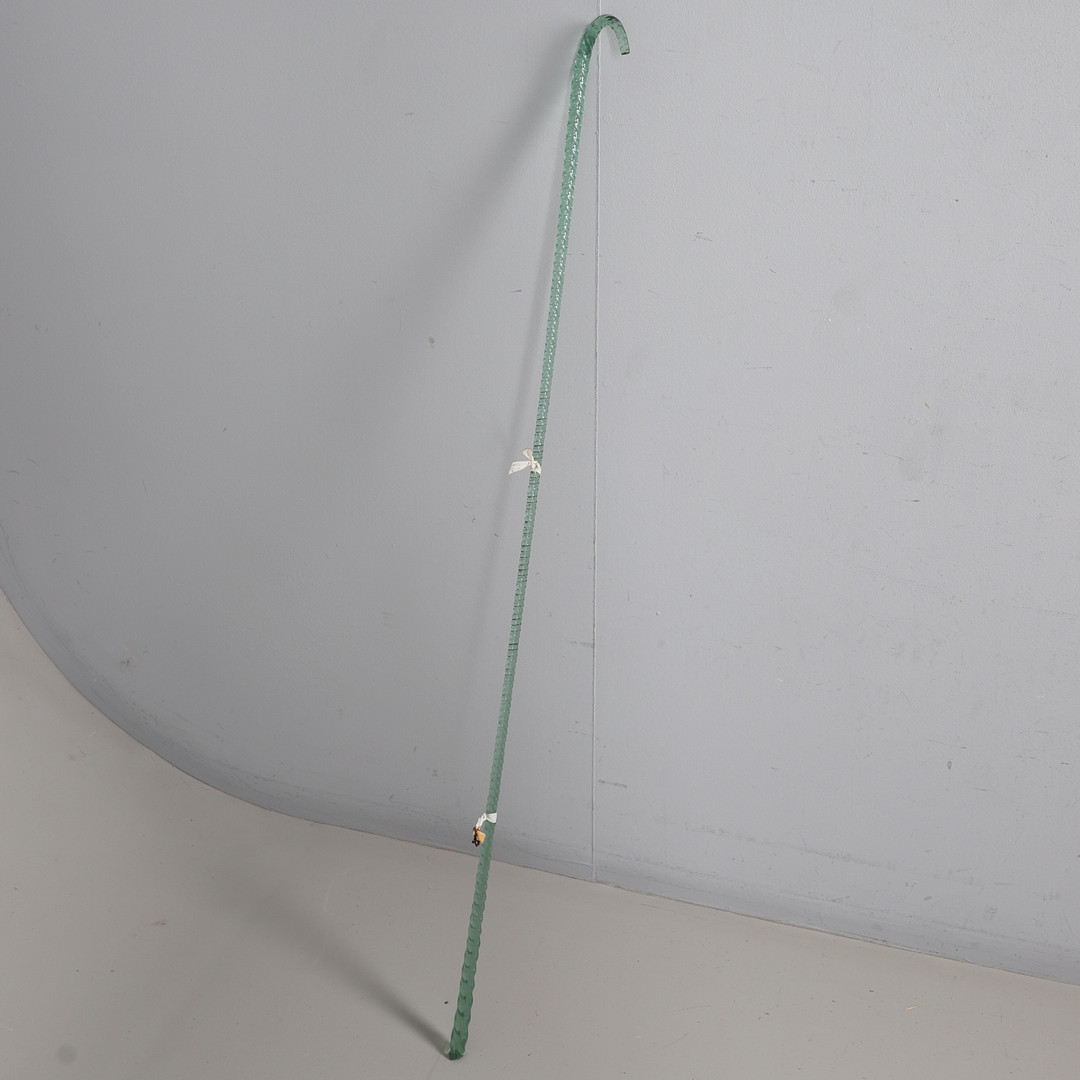 A NINETEENTH CENTURY TWISTED GLASS WALKING CANE.