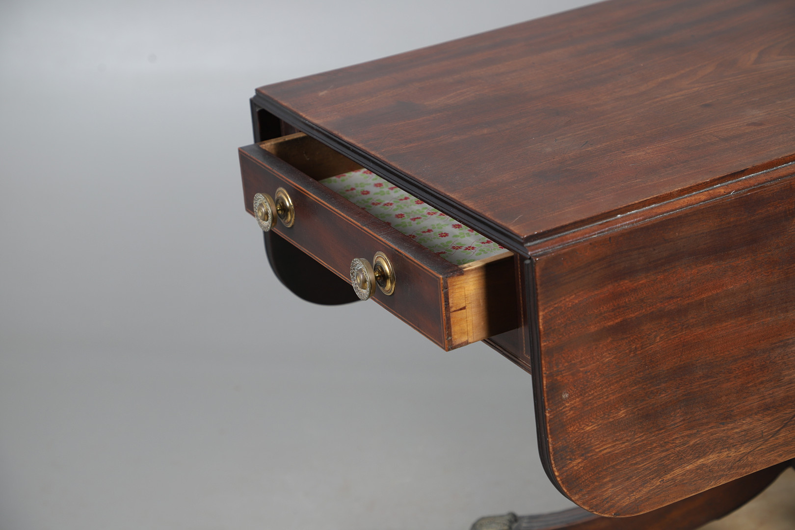 A REGENCY MAHOGANY PEMBROKE TABLE.
