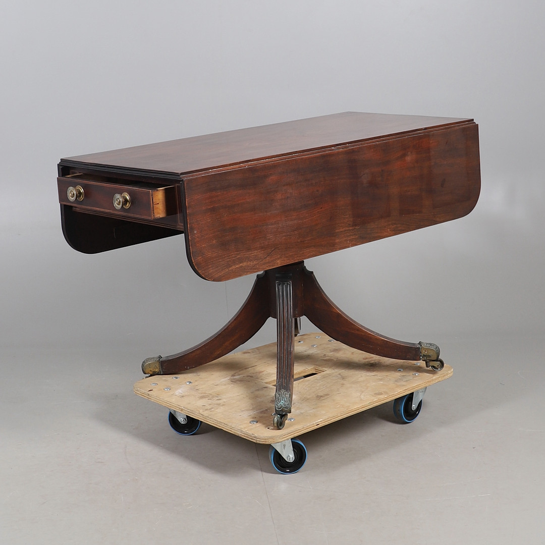 A REGENCY MAHOGANY PEMBROKE TABLE.