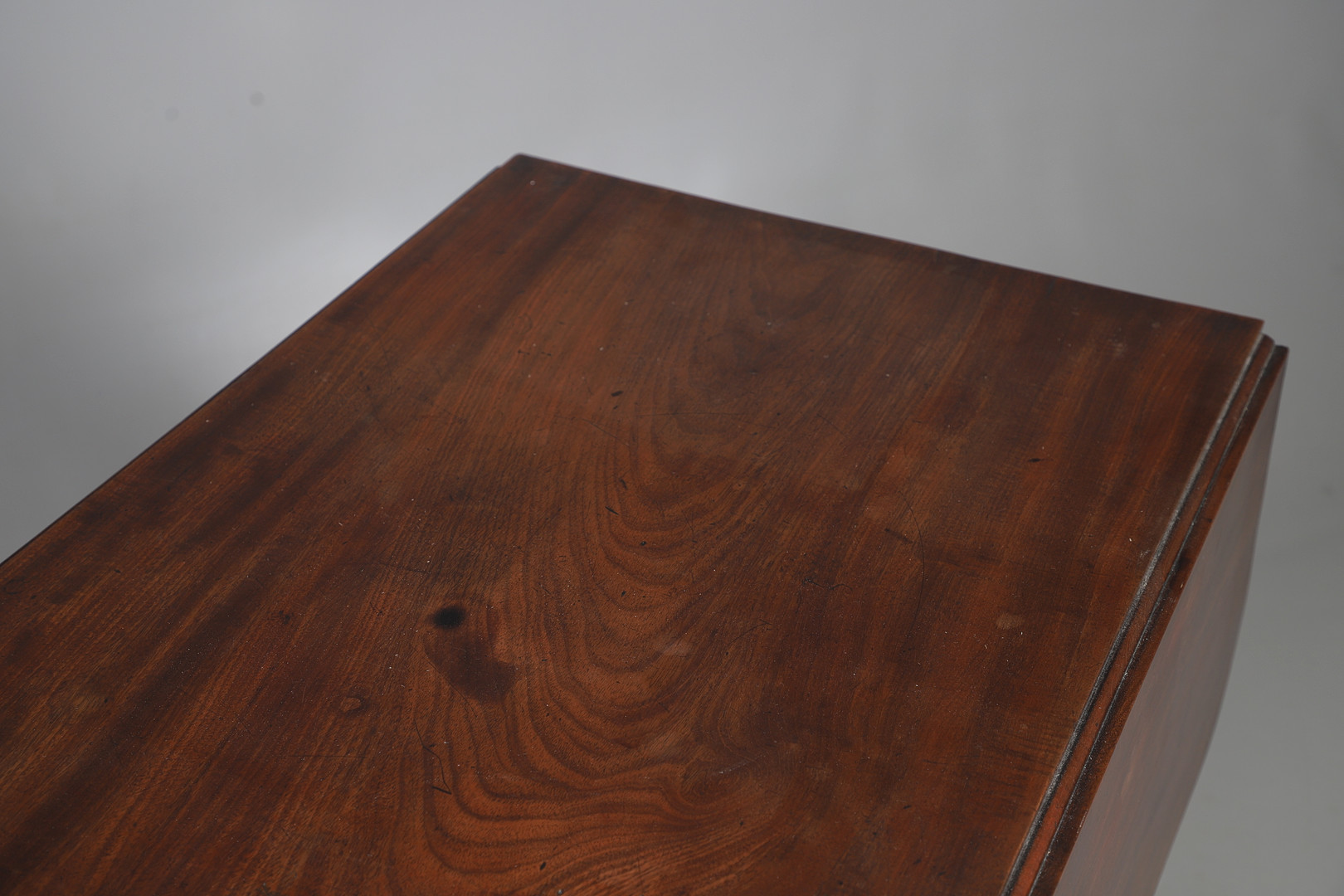 A REGENCY MAHOGANY PEMBROKE TABLE.