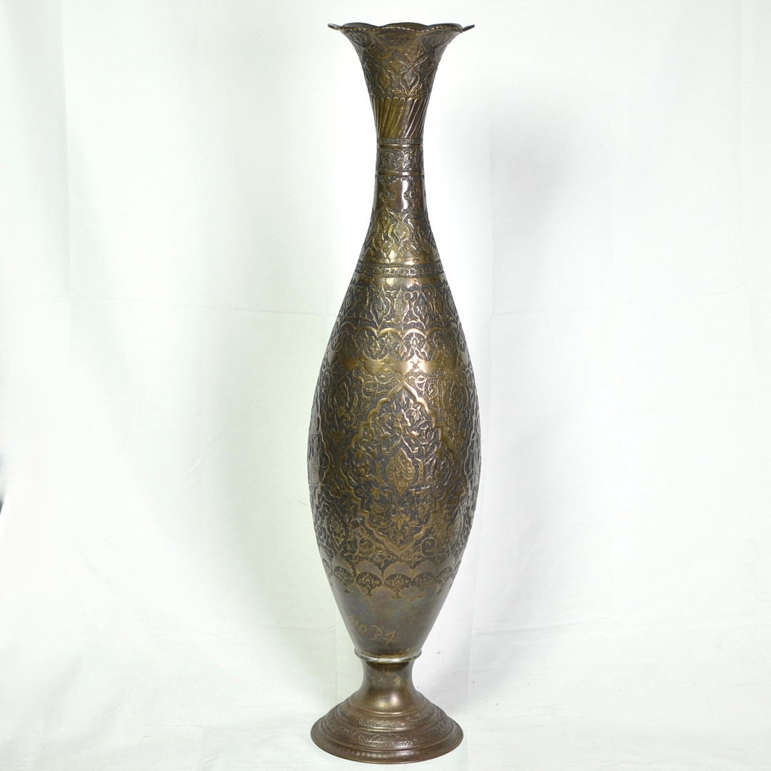 GROSSE MESSINGVASE MIT ARABESKEN ORNAMENTEN UND SZENEN SÜDWESTCHINESISCHER ETHNISCHER MINDERHEITEN, UM 20. JH.