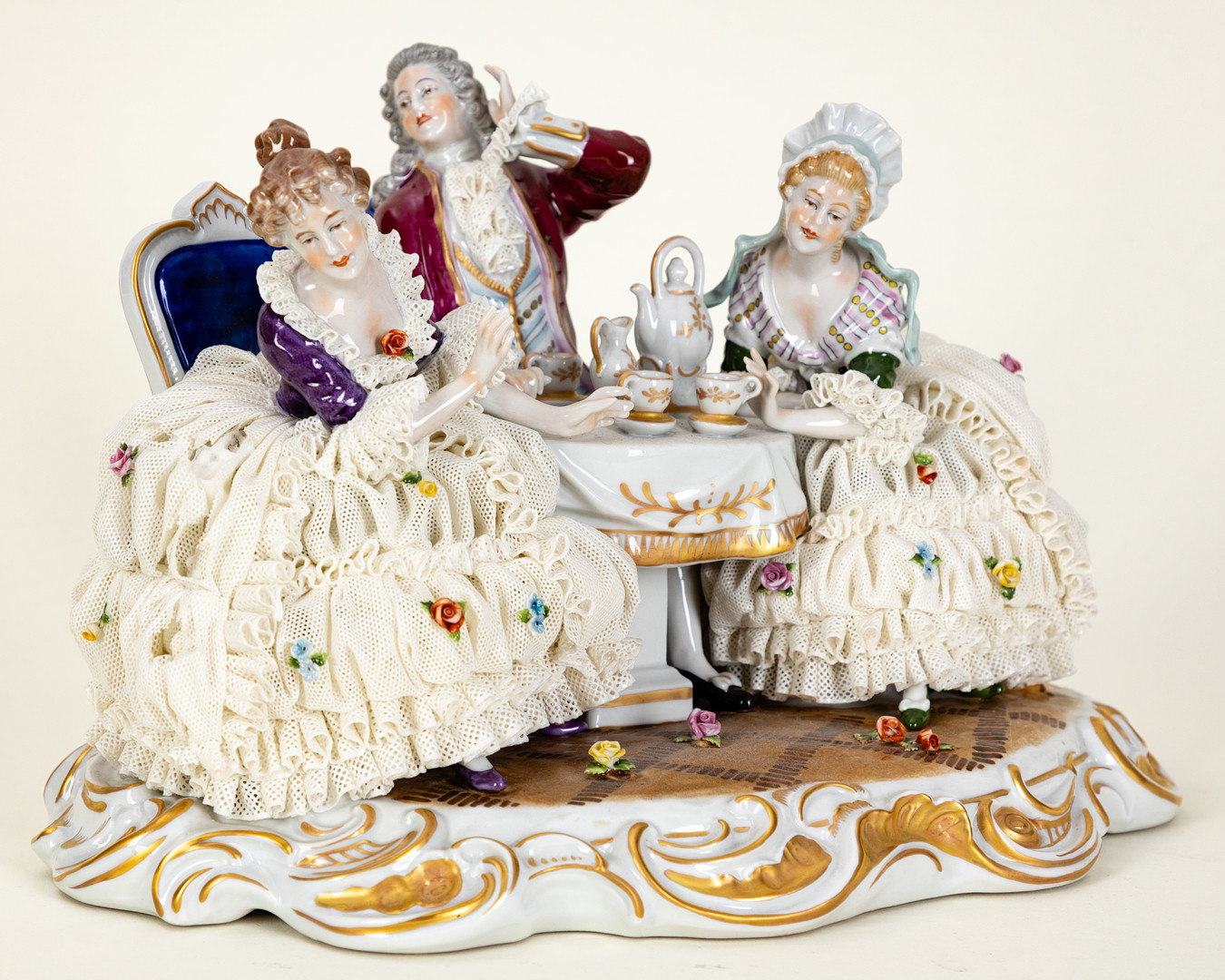 Große Krinolinen/Spitzenfiguren-Figurengruppe im Stil des Rokoko, Unterweissbacher Werkstätten für Porzellankunst, Thüringen, 1970er Jahre.