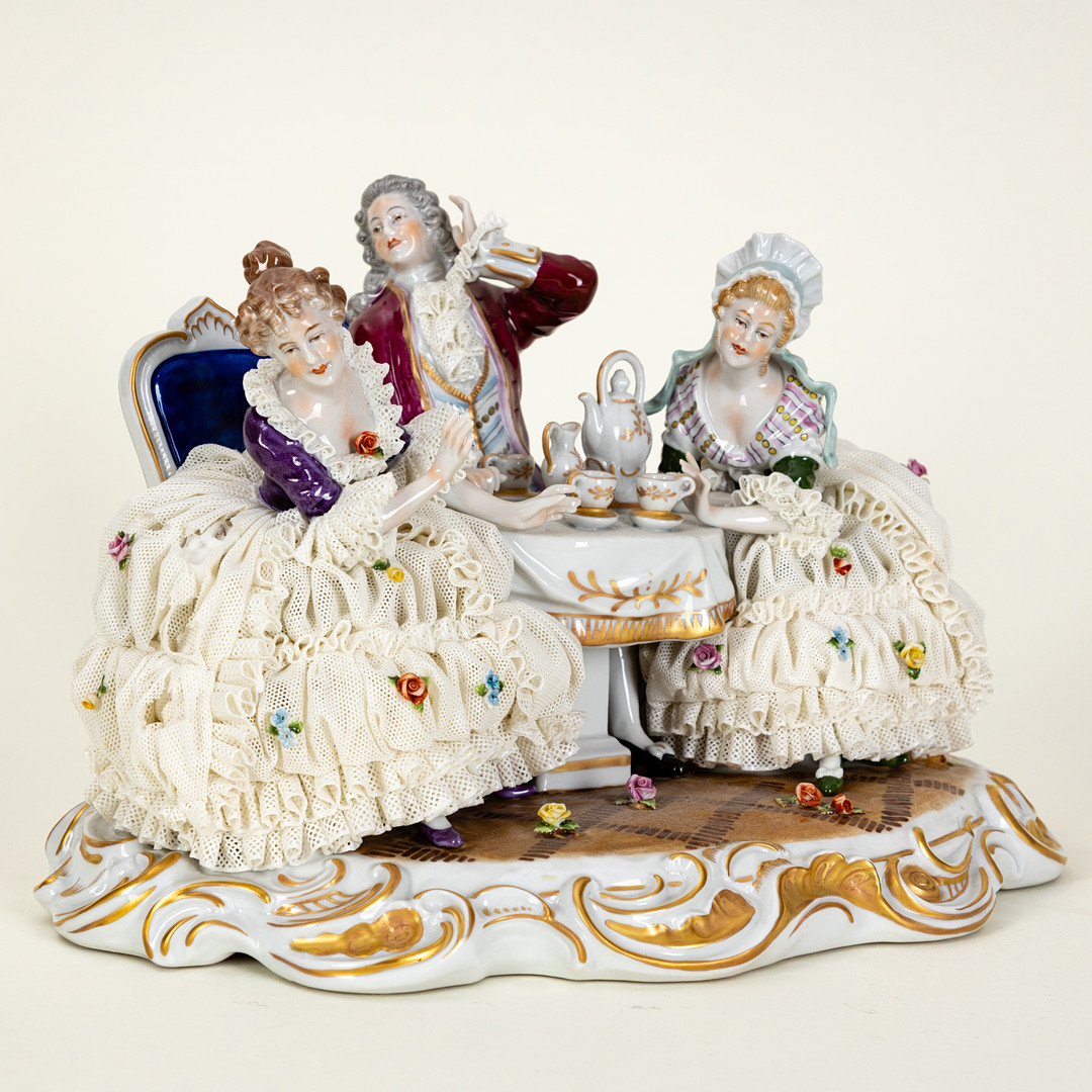 Große Krinolinen/Spitzenfiguren-Figurengruppe im Stil des Rokoko, Unterweissbacher Werkstätten für Porzellankunst, Thüringen, 1970er Jahre.