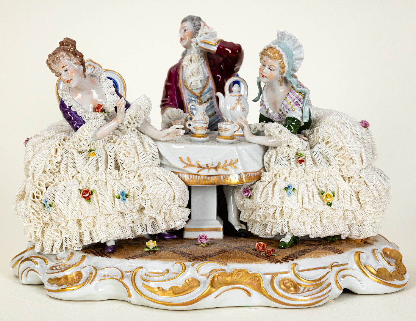Große Krinolinen/Spitzenfiguren-Figurengruppe im Stil des Rokoko, Unterweissbacher Werkstätten für Porzellankunst, Thüringen, 1970er Jahre.