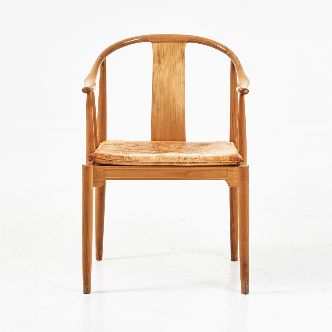 HANS J WEGNER. "Kinastolen", karmstol, Fritz Hansen, Danmark 1986, körsbär, dyna i naturfärgat läder.