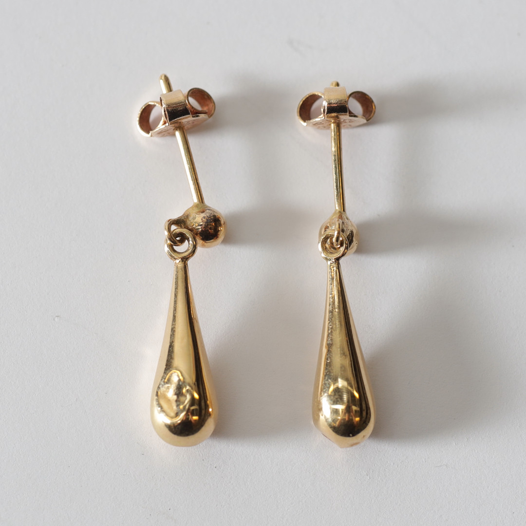 ÖRHÄNGEN, ett par, 18K guld. Totalvikt 1,5 gram.