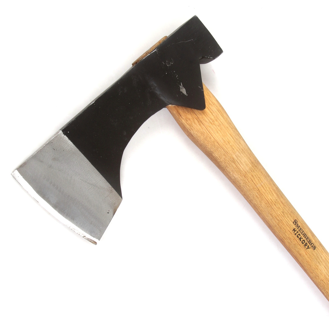 KURT JONSSON. Släggyxa, hickory, stål, monogramsignerad K.J. 2010-tal.