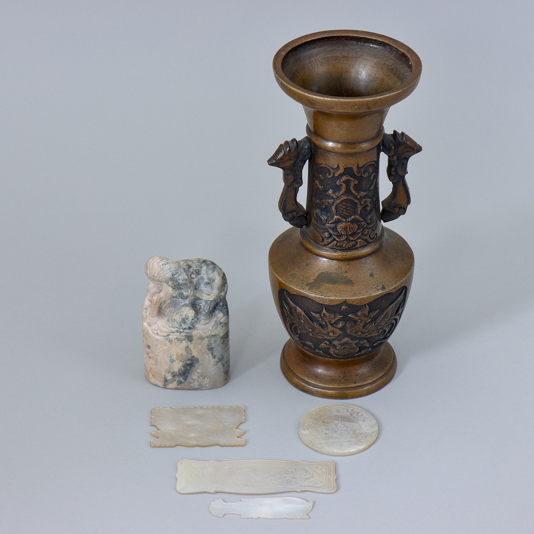BRONSVAS MED DRAKFORMADE HANDTAG, SKULPTUR I STEN, SAMT SPELMARKER/POLLETTER I SNIDAD PÄRLEMOR, KINA, 6 DELAR, 1800/1900-TAL.
