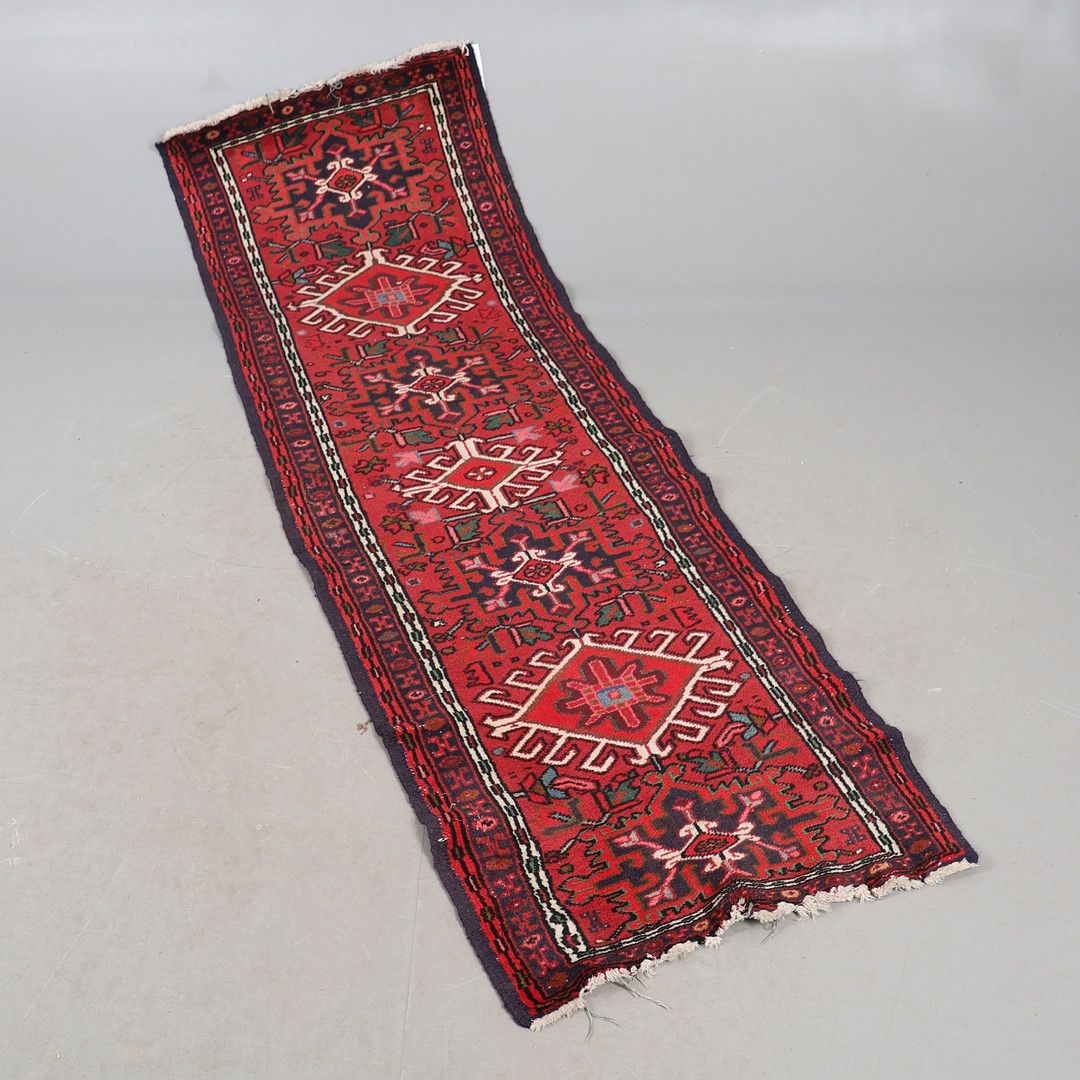 NARROW HERIZ RUNNER.