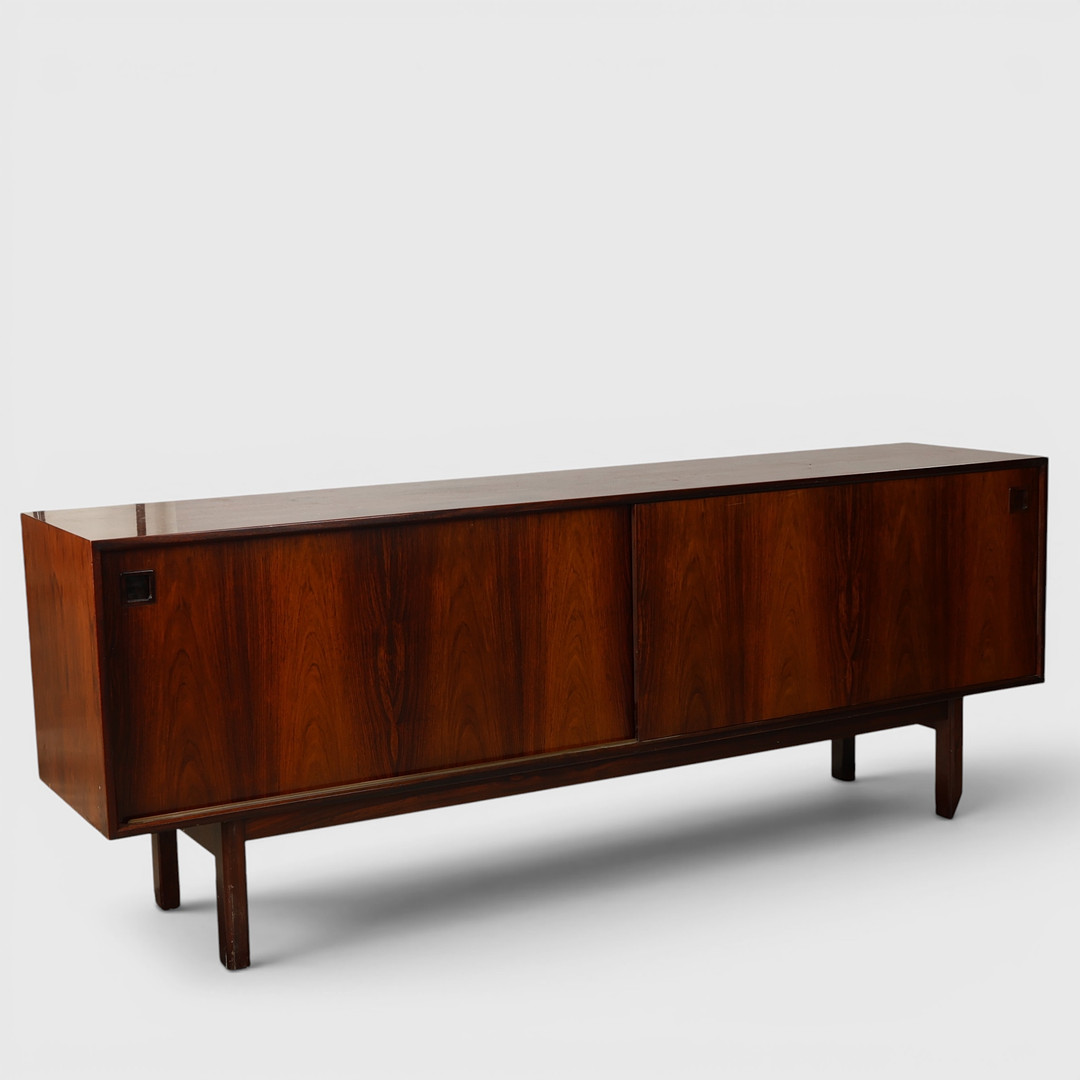 GUNNI OMANN. Skænk af palisander, front med skydelåger, model nr. 21, Omann Jun's Møbelfabrik, Danmark, 1960'erne.