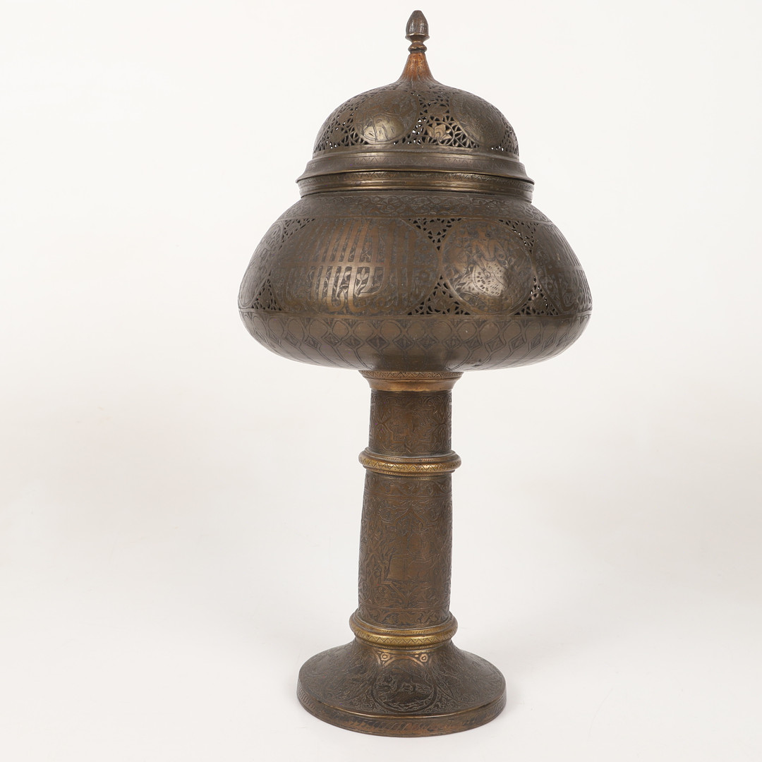 RÖKELSEKAR PÅ FOT, mässing med genombruten dekor, orientalisk, tidigt 1900-tal.