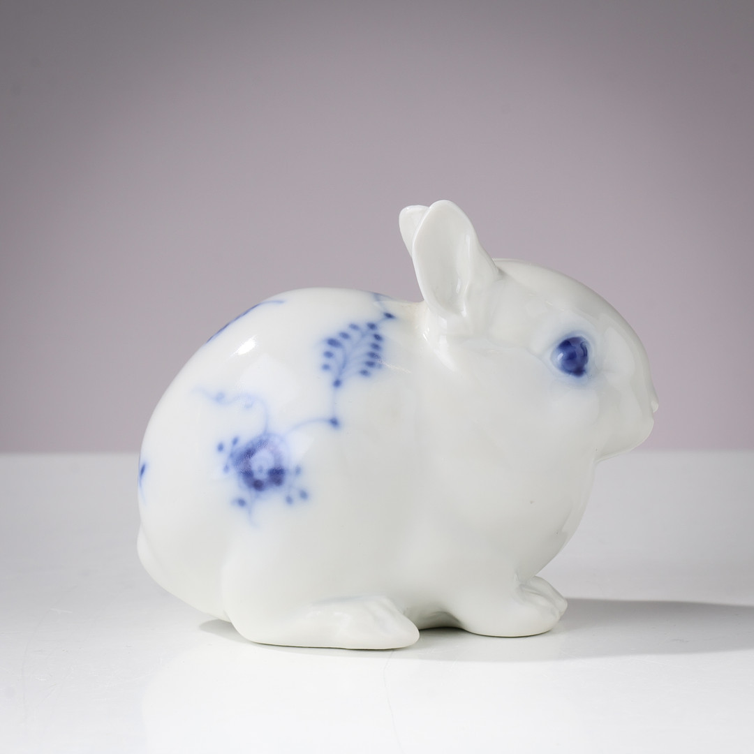 JEANNE GRUT  1927-2008. Royal Copenhagen. Kanin af musselmalet porcelæn. Danmark.