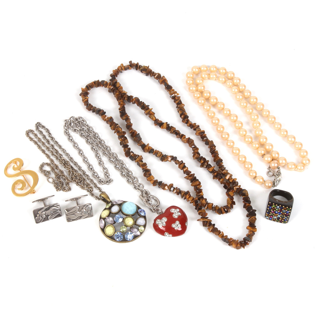 BIJOUTERIER, 7 delar, manschettknappar, collier, brosch, hängen.