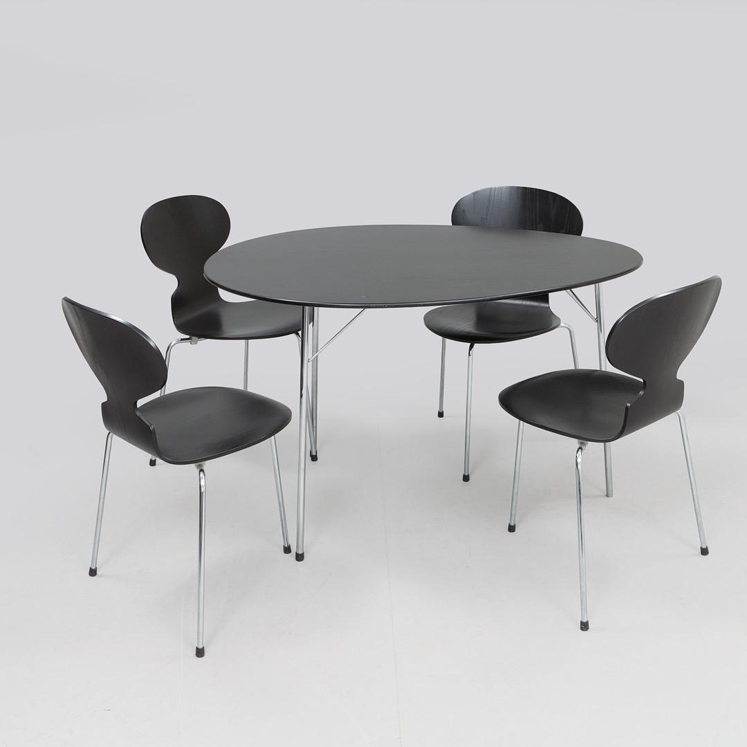 ARNE JACOBSEN. Jubileumsset, bord, "Ägget" samt stolar, 4 st, "Myran", Fritz Hansen.