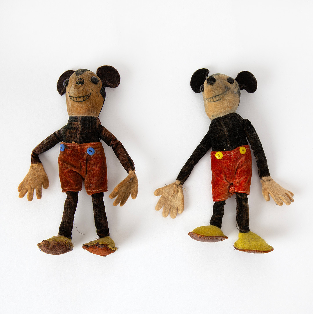 DOCKOR. "Musse Pigg", 2 st, stoppad plysch, troligen Deans Rag Toys, 1930-tal.