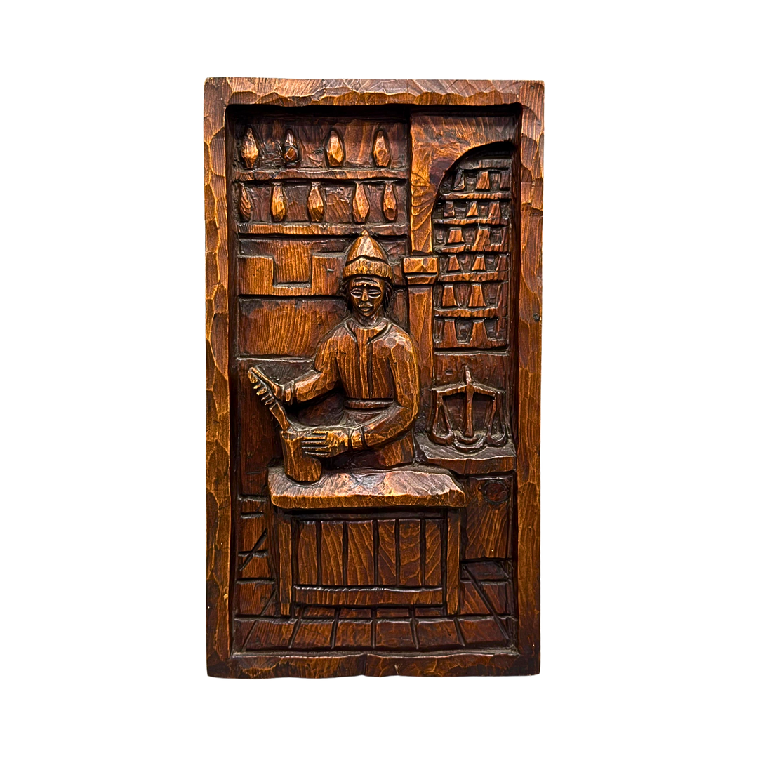 HOLZRELIEF EINES APOTHEKERS IN DER OFFIZIN.