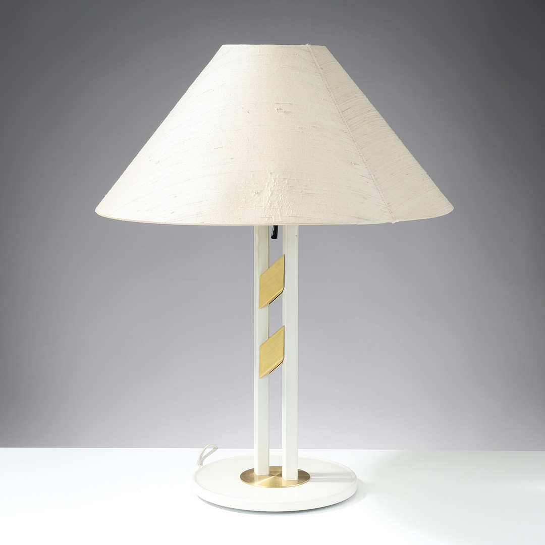 Bordlampe af messing og hvidlakeret metal, stofskærm, 1900-tallets anden halvdel.
