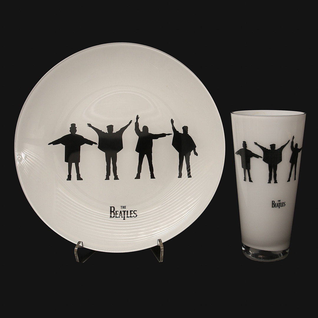 FAT, The Beatles Collection - Help, samt VAS, glas, "All You Need Is Love", Nybro glasbruk, 2004.