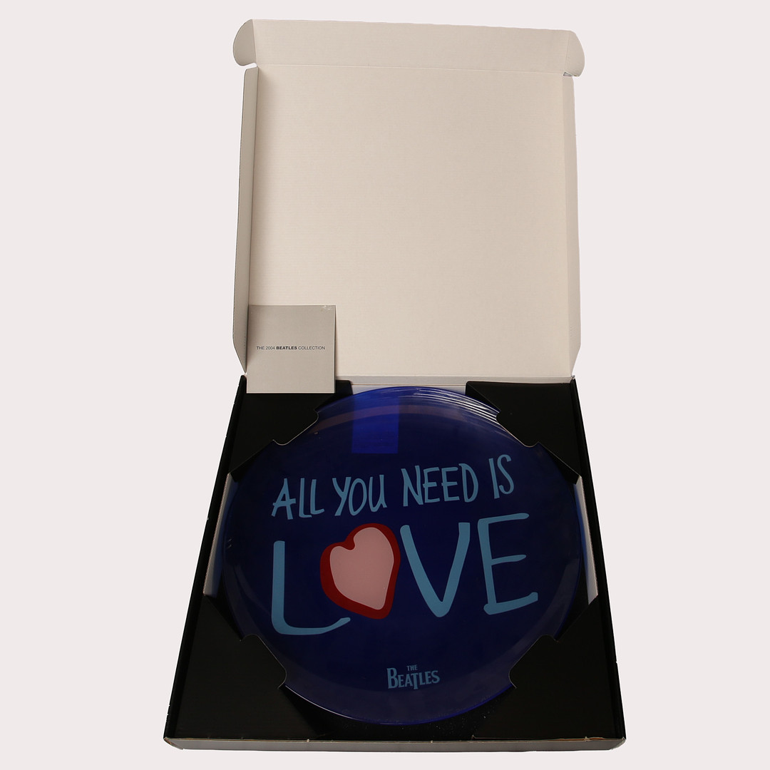 FAT, The Beatles Collection , glas, "All You Need Is Love", Nybro glasbruk, 2004. numrerad upplaga 268/1000.