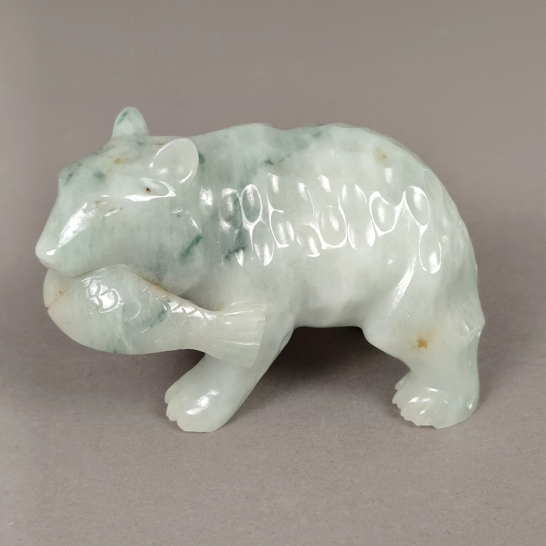 TIERFIGURINE „BÄR“ - 20.JH., WOHL JADEIT MIT GRÜNEN EINSCHLÜSSEN.