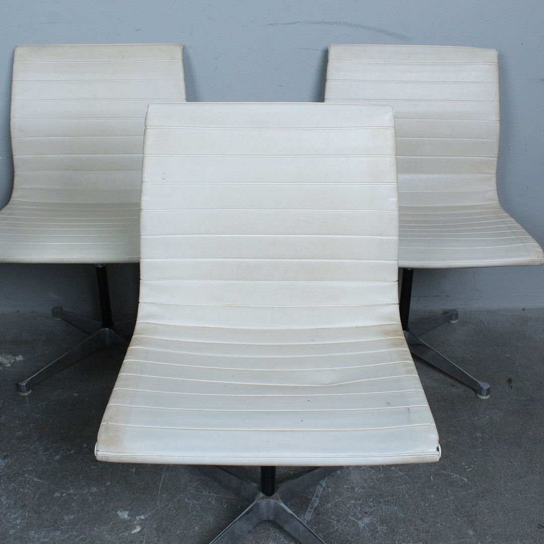 CHARLES UND RAY EAMES. Vitra, Set von 6 Chairs, Modell '' EA 101 '', Leder, Aluminium, 1970er.