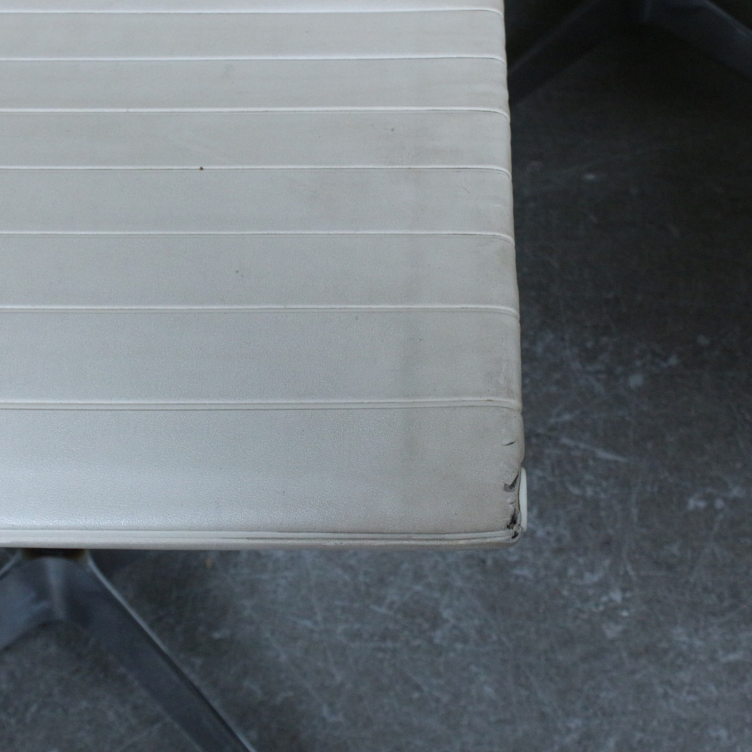 CHARLES UND RAY EAMES. Vitra, Set von 6 Chairs, Modell '' EA 101 '', Leder, Aluminium, 1970er.