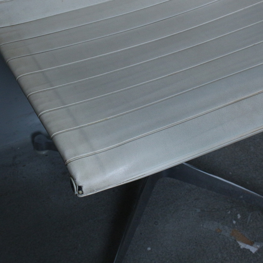 CHARLES UND RAY EAMES. Vitra, Set von 6 Chairs, Modell '' EA 101 '', Leder, Aluminium, 1970er.