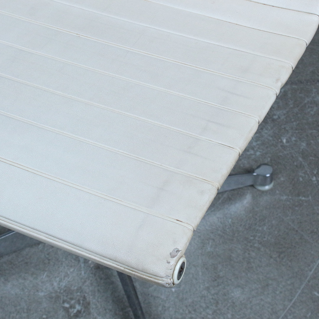 CHARLES UND RAY EAMES. Vitra, Set von 6 Chairs, Modell '' EA 101 '', Leder, Aluminium, 1970er.